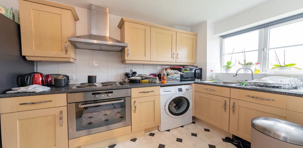 			UNDER OFFER , 1 Bedroom, 1 bath, 1 reception Flat			 Windmill Drive, CRICKLEWOOD